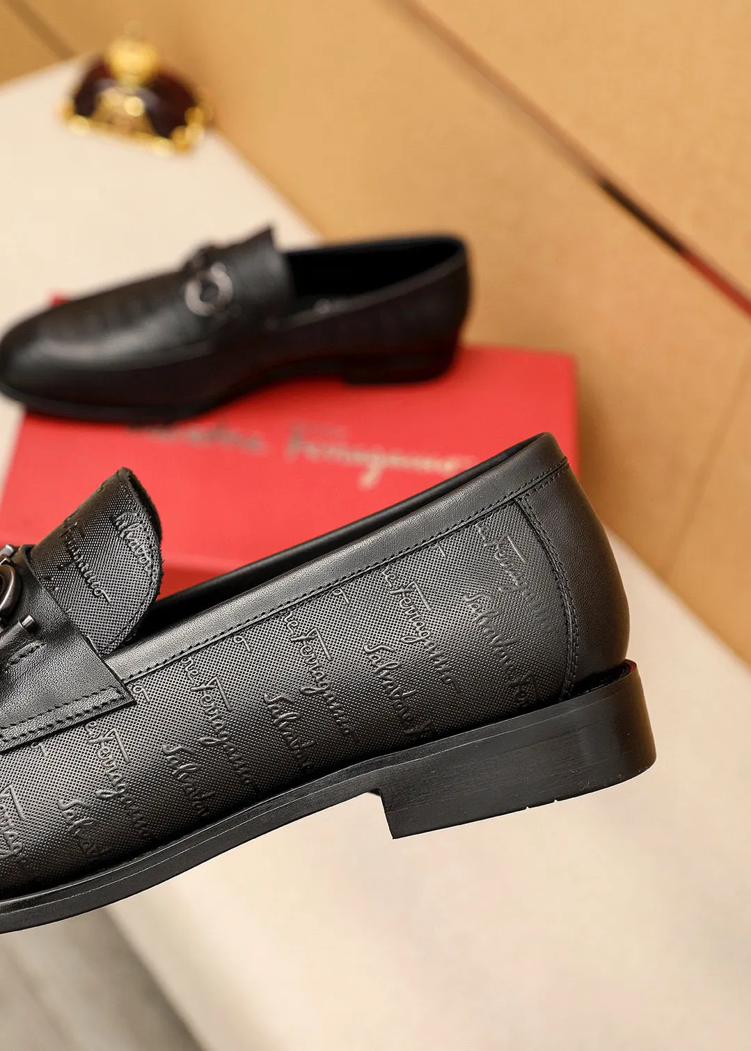 Men's shoes💰460💰 Product trademark: Ferragamo "Ferragamo" casual leather shoes Regular size: 38-44 (45🉑️customized) Product materials: Selected imported first-layer calfskin embossed upper + luxury hardware buckle, imported water-dyed cowhide leather lining. Strong three-dimensional visual effect, original outsole color: 1⃣️color optional